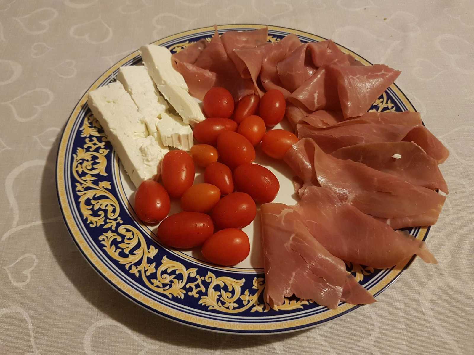 
Manzo affettato con formaggio e pomodorini
